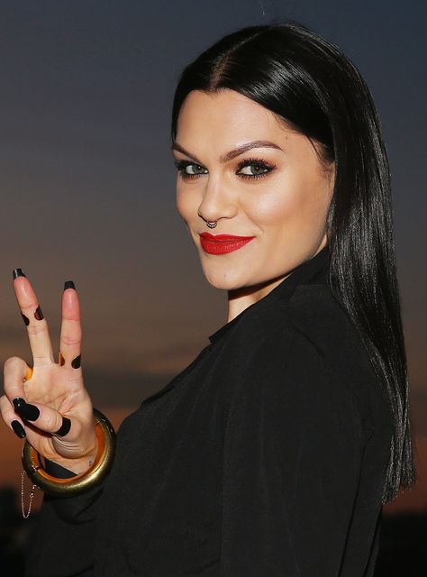 Jessie J Gave Herself A Dramatic At-Home Haircut — & Documented It On Instagram+#refinery29 Hair Fails, Snacks Under 100 Calories, Soft Bangs, 100 Calorie Snacks, Under 100 Calories, Shower Desserts, Diy Haircut, Chin Length Bob, Baby Shower Desserts