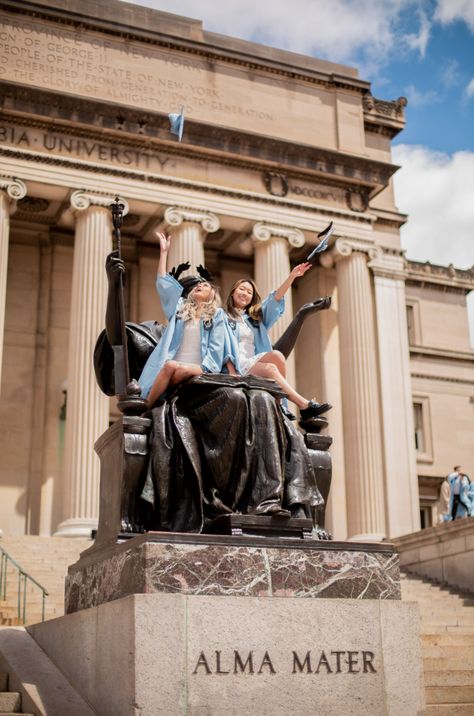 Columbia University Graduation Pictures, Columbia Graduation, Classy Graduation Dress, Columbia Uni, Graduation Dress Ideas, Milan Aesthetic, Apple City, College Grad Pictures, Grad Portraits