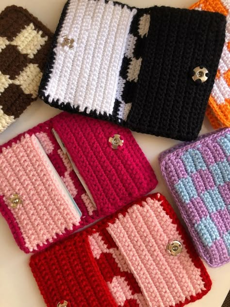 Crochet Wallet Pattern Free Tutorials, Crochet Card Holder, Checkered Crochet, Crochet Wallet, Patterns Simple, Aesthetic Cozy, Crochet Pouch, Cozy Crochet, Crochet Business