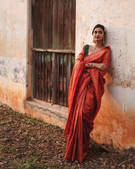 Street Style India, Street Fashion Photoshoot, Fashion Model Poses, Saree Poses, Indian Photoshoot, Saree Photoshoot, Bridal Dress Fashion, Indian Bridal Fashion, Indian Photography