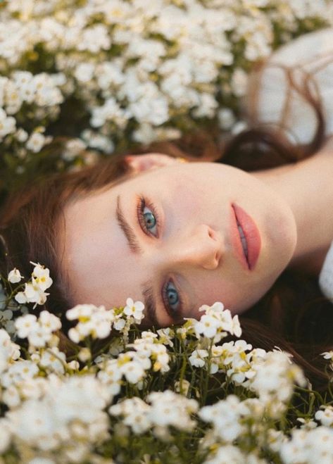 Flowers In Hair Photoshoot, Ethereal Portrait, Spring Portraits, Spring Photoshoot, Flower Photoshoot, Nature Photoshoot, Perfect Selfie, Creative Portrait Photography, Photographie Inspo