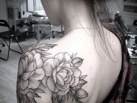 Anatomical Tattoos, Anatomy Tattoo, Floral Tattoo Shoulder, Tattoo Shoulder, Bouquet Tattoo, Black Rose Tattoos, Mens Shoulder Tattoo, Trendy Tattoo, Shoulder Tattoos For Women