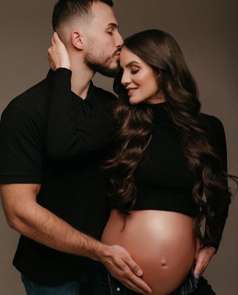 Pregnancy Poses Couple, How To Pose For Maternity Pictures, Maternity Photoshoot Hairstyles, Pregnancy Shoot With Kids, At Home Maternity Shoot Couple, Intimate Pregnancy Shoot, Pregnant Couple Photography, Pregnancy Poses Ideas, Pregnancy Photoshoot With Toddler