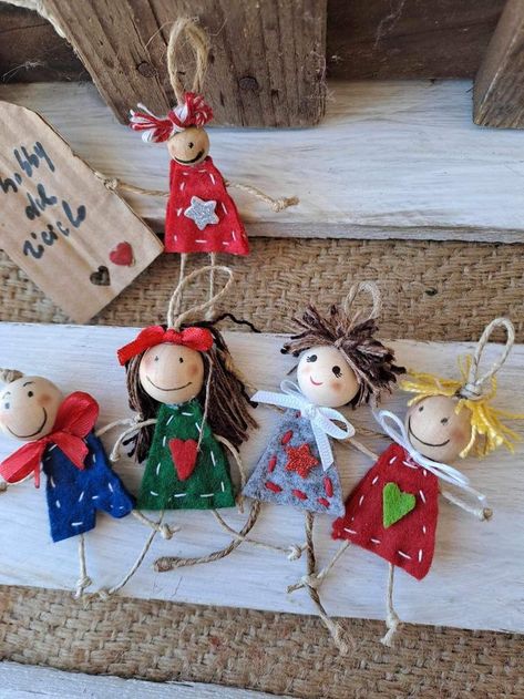 Felt Crafts Christmas, Handmade Christmas Crafts, Doll Diy Crafts, Operation Christmas Child, Art Dolls Handmade, Handmade Dolls, Christmas Ornament Crafts, Wooden Dolls, Ornament Crafts