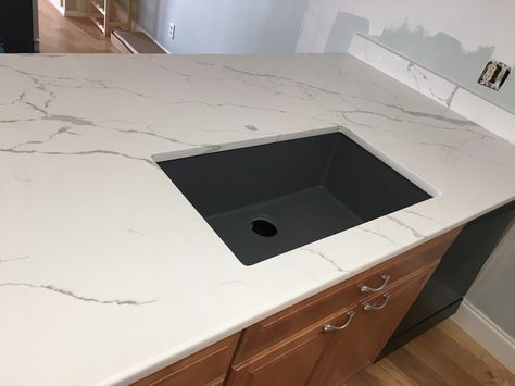 White Quartz With Black Sink, Black Sink White Counter Quartz, White Countertops Black Sink, White Countertop Black Sink, White Counters Black Sink, White Composite Sink, White Counter Black Sink, Black Sink White Counter, White And Gray Quartz Countertops