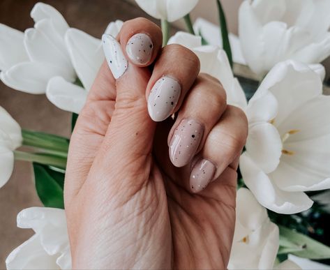 Speckled egg, mini egg nail art for spring or easter Speckled Egg Nails, Mini Egg Nails, Nails For Easter, Egg Nails, Ombré Nails, Ombre Pattern, Speckled Eggs, Mini Egg, Mini Eggs