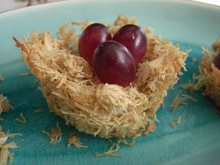 cute healthy snack to make for learning about birds Bird Snacks, Bird Snacks For Preschool, Bird Nest Provocation, Bird In A Nest Breakfast, Birds Nest Cookies, Edible Bird's Nest, Spring Snacks, Bird Nest Craft, Preschool Snacks