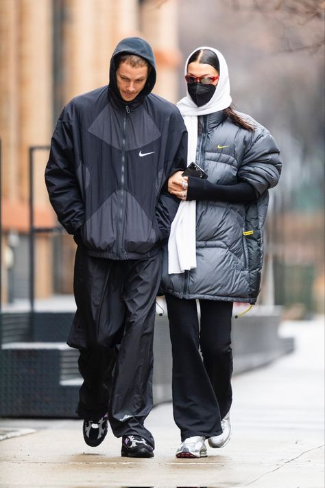 Bella hadid out and about in new york - 01/01/2022 Bella Hadid Nike, Marc Kalman, Bella Hadid Street Style, Couple Fits, Bella Hadid Outfits, Bella Hadid Style, Hadid Style, Nova York, Winter Fits