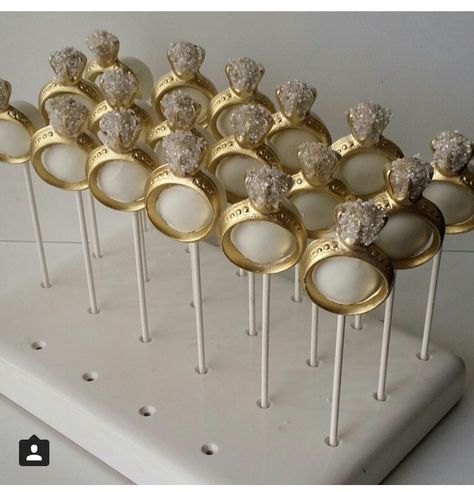 Ring cake pops Engagement Cake Pops, Ring Cake Pops, Wedding Hors D'oeuvres, Edible Candy, Diamond Cake, Diamond Birthday, Engagement Party Cake, Boyfriend Stuff, Bridal Shower Desserts