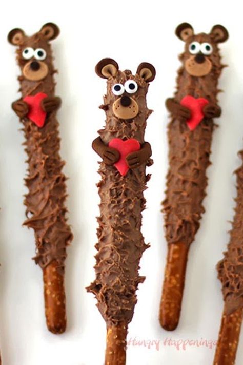 Everyone will fall in love with these adorable Chocolate Pretzel Teddy Bears. Each chocolate dipped pretzel is decorated with modeling chocolate and heart-shaped sprinkles. They make great Valentine's day treats, birthday party favors, or Christmas stocking stuffers. Bear Pretzels, Basket Hampers, Chocolate Teddy Bear, Decorated Pretzels, Chocolate Craft, Treats Birthday, Valentine's Day Chocolate, Dipped Pretzels, Christmas Food Treats