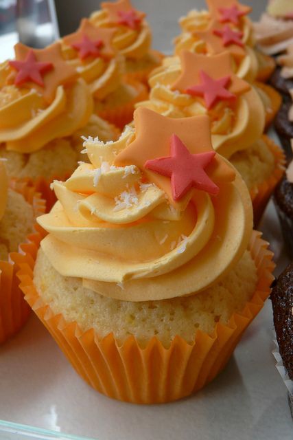 Mango Buttercream, Cupcakes Yellow, Festive Cupcakes, Perfect Cupcake Recipe, Dipped Marshmallows, Perfect Cupcakes, Cupcakes Pink, Sallys Baking, Cupcakes Wedding