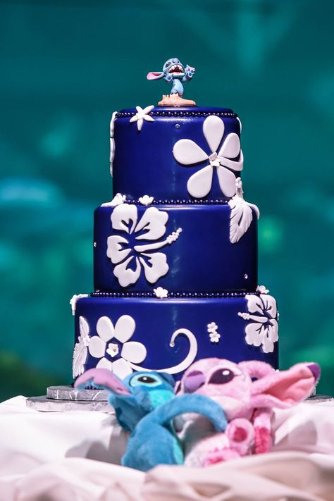 Lilo And Stitch Themed Wedding, Lilo And Stitch Wedding Theme, Stitch Wedding Ideas, Stitch Wedding Cake, Lilo And Stitch Wedding, Stitch Cookies, Stitch Cakes, Lilo And Stitch Cake, Disney Themed Cakes