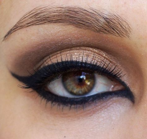 Make-Up Geek Unique Eyeliner, Egyptian Eyeliner, Avengers Dr, Sun Child, Eyeliner Designs, Winged Eye, Fun Makeup, Make Up Inspiration, Perfect Eyeliner