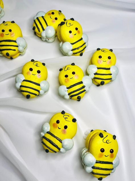 Bee Macarons, Macaroon Recipes, Altered Book Art, Macaroons, Macarons, Sweet Treats, Book Art, Sugar Cookie, Bee