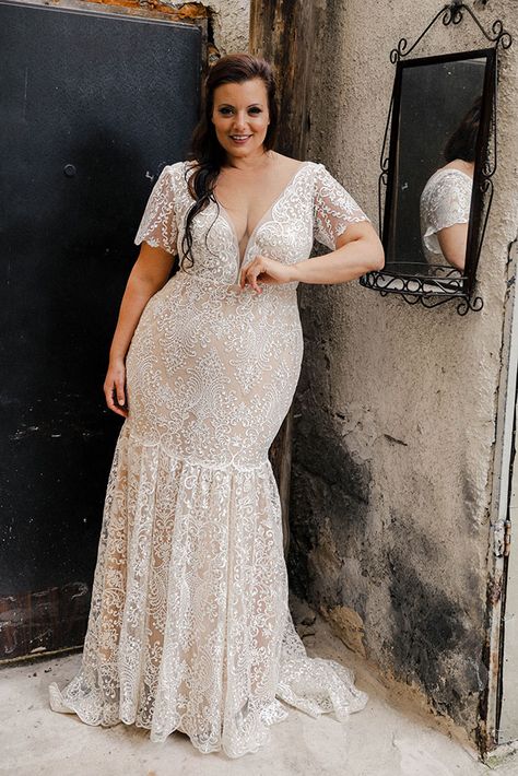 Wedding Dress With Short Sleeves, Earthy Wedding Dresses, Studio Levana, Curvy Wedding, Plus Wedding Dresses, Plus Size Wedding Gowns, Plus Size Gowns, Curvy Bride, Couture Wedding Gowns