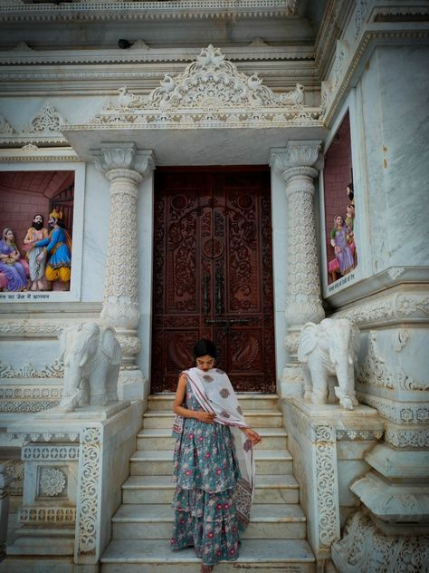 Photography Poses In Mandir, Poses In Temple Indian, Mandir Photoshoot, Vrindavan Photography Poses, Gopi Dress Vrindavan Aesthetic, Mandir Aesthetic, Vrindavan Temple, Temple Photoshoot, Mero Vrindavan