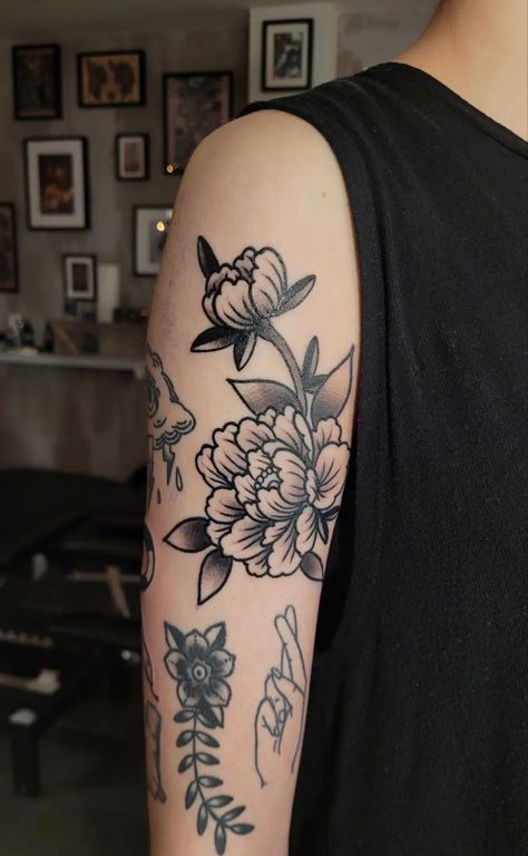 Black And White Tattoos For Women Sleeve, Woodcut Floral Tattoo, Traditional Flower Sleeve Tattoo, Neotraditional Flower Tattoo Black, Old School Floral Tattoo, Feminine Blackwork Tattoo, Black Flower Tattoo Design, American Traditional Chrysanthemum, Blackwork Shoulder Tattoo