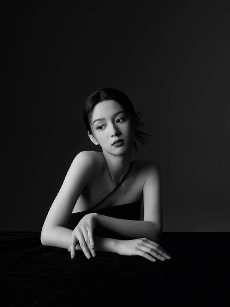 City Fashion Photography, Bw Portrait, Korean Photography, Korean Photoshoot, Korean Photo, Studio Portrait Photography, Studio Photography Poses, Solo Photo, 사진 촬영 포즈