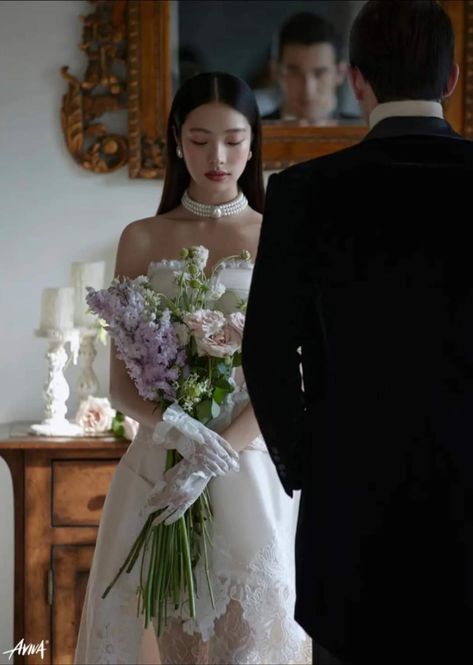 Wedding Photo Korea Couple, Korean Traditional Wedding Ceremony, Old Money Pre Wedding Photoshoot, Chinese Wedding Aesthetic, Japanese Wedding Aesthetic, Asian Wedding Aesthetic, Korean Wedding Photography Photo Ideas, Couple Outfits For Photoshoot, Chinese Wedding Photoshoot