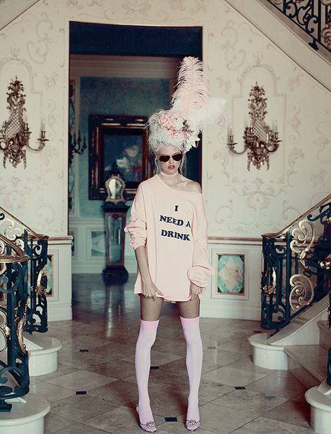 Giant Sunglasses, Marie Antoinette Aesthetic, Simple Decor Ideas, Marie Antoinette Party, Living Simple, Rococo Fashion, Casual Luxe, Model Outfit, Sofia Coppola