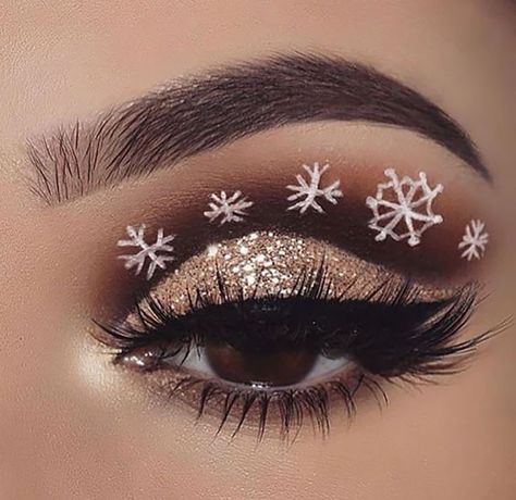 New Years Graphic Eyeliner, Gingerbread Eye Makeup, Christmas Makeup Looks Easy, Holiday Eye Makeup, Festival Eye Makeup, Merry Chrysler, Holiday Eyeshadow, Xmas Makeup, Themed Makeup