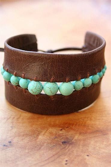 Boho-ish. On A Cord Jewelry Hobby Lobby, Cork Jewelry Diy, Boho Leather Bracelet, Diy Leather Bracelet, Leather Jewelry Diy, Leather Jewellery, Pola Gelang, Leather Art, Boho Leather