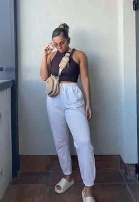 Crop Top Outfits With Sweatpants, Mom Sweatpants Outfit, Teen Sweatpants Outfit, Neutral Sweatpants Outfit, Sweatpants Outfit Dressy, Women’s Sweatpants Outfit, Midsize Sweatpants Outfit, Sweatpants Crop Top Outfits, Cream Sweatpants Outfit