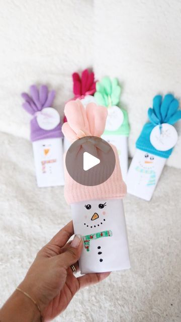 JOCELYN on Instagram: "DIY CANDY BAR SNOWMANS ☃️  Such a fun classmate treat for the holidays! With our favourite chocolate bars (nut free, of course) and some white letter paper, draw on a little snowman face and add gloves as hat to make the cutest snowman.  You can get all items at your Dollarama/DollarTree  To buy gloves in bulk (I needed 20) it was cheaper on Amazon for a pack of 12. I’ll link in stories again!   ☃️SAVE POST TO MAKE LATER ☃️ . . . . . . - #christmas #christmasfinds #dollartree #dollartreefinds #diy #christmasdiy #explore #fyp #diyreel #diychristmasdecor #dollartreehacks #dollartreechristmas #dollartreechristmasdecor #christmas2023 #diycrafts #diydecor #dollartreeaddict #dollarama #dollaramadoesitagain #dollaramachristmasfinds" Snowman Candy Bars With Gloves, Chocolate Bar Snowman Gloves, Candy Bar Snowman With Glove Hat, Candy Bar Snowman With Gloves, Chocolate Bar Snowman, Candy Bar Snowman, Snowman Chocolate Bar, Classmate Christmas Gifts, Christmas Candy Crafts