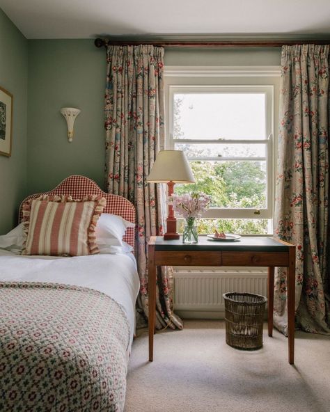 Octavia Dickinson, Farrow And Ball Bedroom, Cottage Bedrooms, Ideas Habitaciones, Oval Room Blue, Tiny Bedrooms, Bedroom Bliss, Cottage Bedroom, Gray Tones