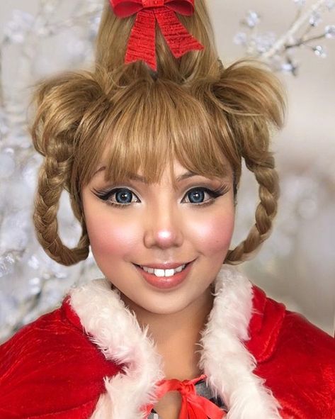 Sweet little sunshine with the biggest heart around ‘Cindy Lou Who’. How old do I look here?! Currently busy editing Grinch & Cindy Lou… Cindy Lou Hair, Whoville Costumes, Cindy Lou Who Hair, Cindy Lou Who Costume, Whoville Hair, Grinch Cindy Lou, Grinch Costumes, Cindy Lou Who, Cindy Lou