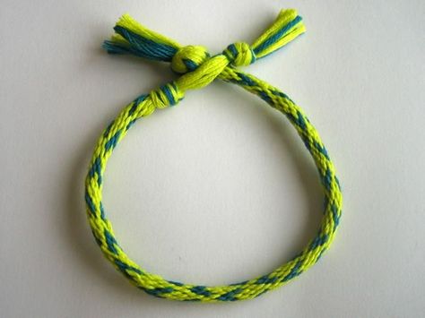 Kumihimo patterns, online pattern-making tools, good instructions including this finishing method-- by homemade gifts made easy  finished friendship bracelet Easy Bracelets, Diy Friendship Bracelets, Friendship Bands, New Year's Eve Crafts, Japanese Braiding, Kumihimo Patterns, Friendship Bracelet Patterns Easy, Make Friendship Bracelets, Kumihimo Bracelets