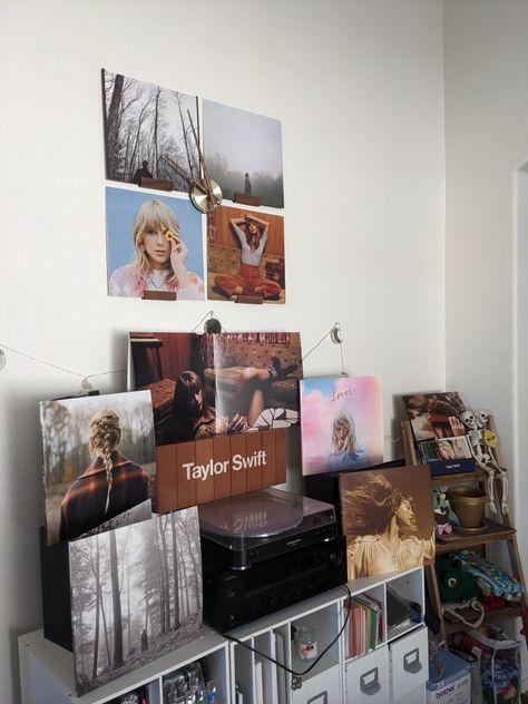 Taylor Swift Vinyl Room Decor, Taylor Swift Vinyl Shelf, Taylor Swift Vinyl Display, Taylor Swift Room Aesthetic, Swiftie Room, Shrine Ideas, Swiftie Aesthetic, Vinyl Shelf, Taylor Swift Aesthetic