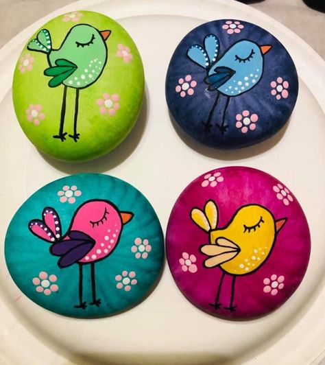 Bird Painted Rocks Ideas, How To Paint On Rocks, Mini Rock Painting Ideas, Butterfly Rock Painting Easy, Triangle Rock Painting Ideas, Painted Rocks Diy Easy, Easy Things To Paint On Rocks, Bird Rock Painting, Painted Rocks For Kids