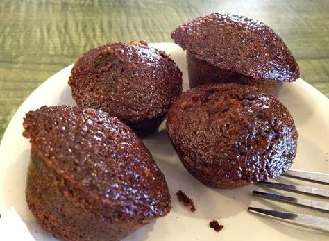 Copycat Jason's Deli Gingerbread muffins.....I still miss living where I could indulge on these little goodies!!  My favorite muffin Jasons Deli Recipes, Gingerbread Muffins Recipe, Jasons Deli, Ginger Muffins, Molasses Muffins, Gingerbread Muffins, Delish Desserts, Spice Muffins, Recipes Bread