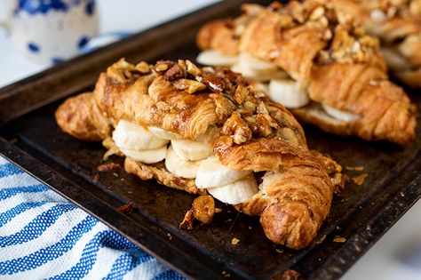 Sticky Banana Croissants with Crushed Nuts - Flaky croissants stuffed with bananas and brown sugar frangipane, then topped with honey-coated nuts. The best Sunday breakfast! Banana Croissant, Banana Image, Breakfast Croissants, Flaky Croissants, Croissants Recipe, Croissant Recipe, Sunday Breakfast, Dessert Lover, Breakfast Cookies