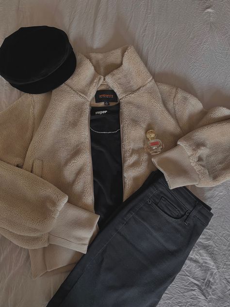 Cropped Light Beige Sweater with Black High Waisted Jeans | Silver Chain, Coach Perfume and Black Hat Beige Fleece Outfit, Beige Fleece Jacket Outfit, Fleece Sweater Outfit, Fleece Jacket Outfit, Fleece Outfit, Hacks Clothes, Fall Fit, Mens Outfit Inspiration, Jacket Outfit