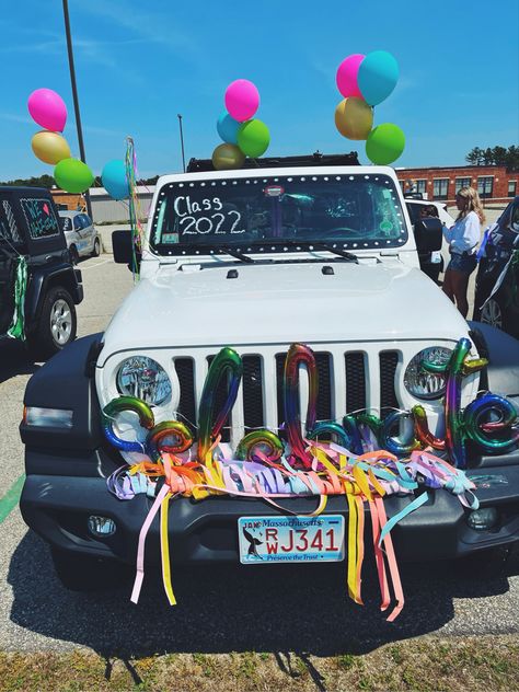 Car Parade Decorations Ideas, Senior Parade, Parade Decorations, Jeep Decor, Senior Year Fun, Senior Sunrise, Parade Ideas, School Car, Car Decorations