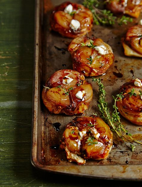 Caramelized Shallots, Small Appetizers, Light Lunch, Shallots, Finger Food, Goat Cheese, Appetizer Snacks, The Oven, Finger Foods