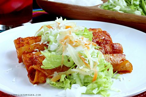 Enchiladas rojas de pollo – Una Mexicana en USA Salsa Verde Enchiladas, Enchiladas Recipes, Enchiladas Rojas, Mexican Enchiladas, Enchiladas Suizas, Vegetarian Enchiladas, Beef Enchiladas, Enchilada Recipes, Mexican Recipes