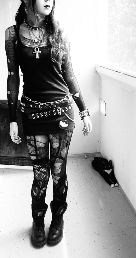 Girl Stile Punk Rock, Look Grunge, Mode Punk, Goth Look, Donnie Darko, Gothic Clothes, Metal Girl, Estilo Punk