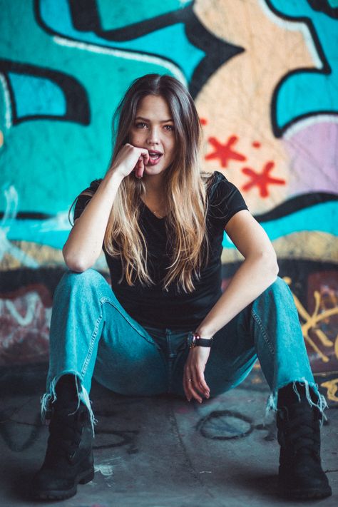 Urban Street Photoshoot, Graffiti Portrait Photography, Photoshoot Street Ideas, Street Fashion Photography Poses Women, Street Photoshoot Poses Women, Urban Portraits Women, Urban Photoshoot Women, Street Poses Photoshoot Ideas, Graffiti Photoshoot Ideas