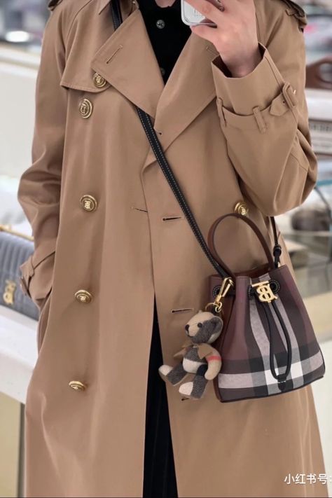 #okify #bagsall #bag Burberry Bag Outfit, Bucket Bags Outfit, Burberry Bucket Bag, Bags Outfit, Bucket Bags, Checkered Pattern, Burberry Bag, Cloth Bags, Bucket Bag