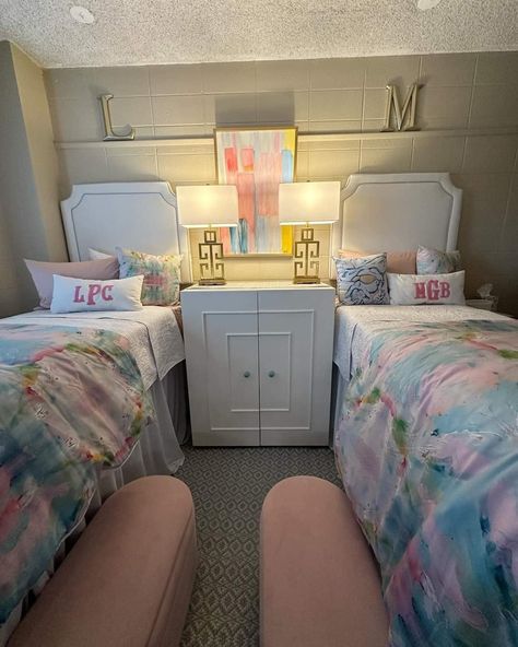 Sec Dorm Rooms, Big Picture Frames, Dorm Inspiration, Cool Dorm Rooms, Dorm Room Designs, Dorm Inspo, Dream Life House, Dorm Room Inspiration, College Room