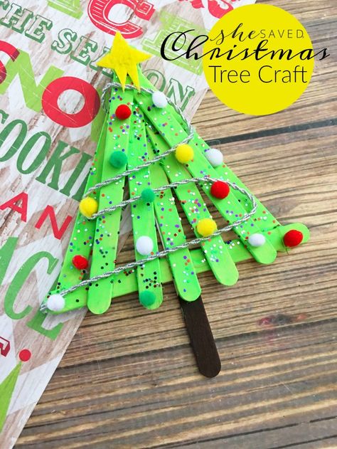 Here's a super fun and really easy Christmas Tree Craft to do with the kids! Påskeaktiviteter For Barn, Easy Christmas Tree, Christmas Tree Craft, Stick Christmas Tree, Crafts Preschool, Homemade Christmas Decorations, Tree Craft, Christmas Tree Crafts, Preschool Christmas