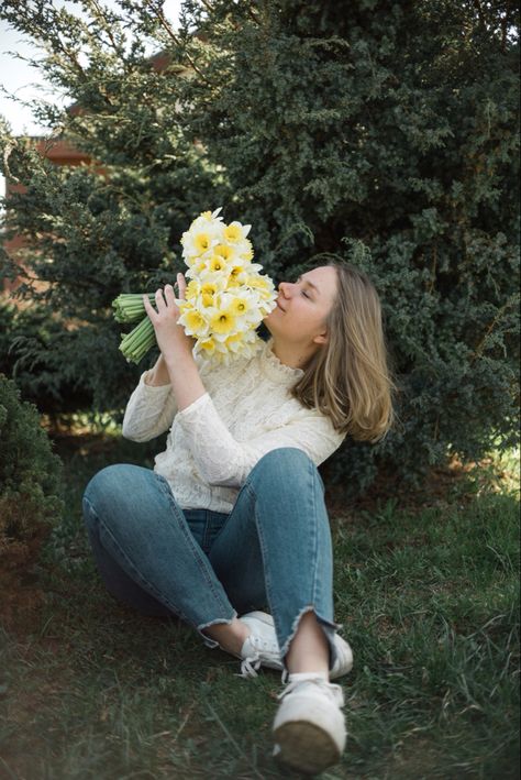 Daffodil Photoshoot, Flower Picking Photoshoot, Daffodil Field Photoshoot, Yellow Flower Photoshoot, Woman Holding Flowers Photography, Bouquet Of Daffodils, Person Sitting In Flower Field, Huge Bouquet, College Grad Photos