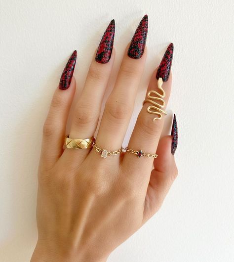 Snakeskin Nails, Cosmo School, Halloween Nail Art Ideas, Nagellack Trends, Halloween Acrylic Nails, Red Snake, Vampire Fangs, Winter Mood, Geometric Nail