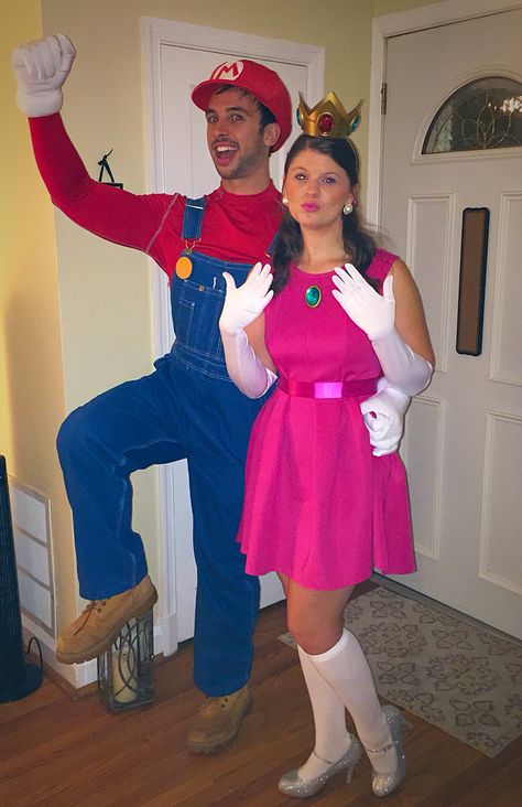 Super Mario & Princess Peach DIY Costumes! #supermariobros #nintendo #peach #mario #yoshi #halloween #crafty #costumes Yoshi Halloween, Mario Costume Diy, Luigi Halloween Costume, Mario Bros Costume, Mario Halloween Costumes, Super Mario Costumes, Diy Fantasia, Princess Peach Costume, Luigi Costume