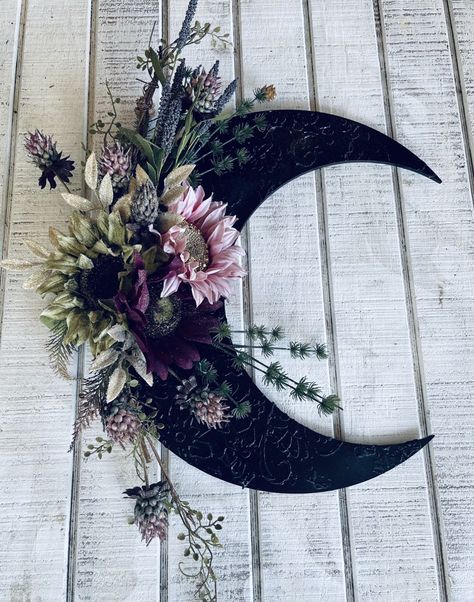 Crescent Moon Wreath, Moon Wreath, Fall Purple, Wood Moon, Moon Crafts, Witchy Crafts, Halloween Wreaths, Neat Ideas, Fall Crafts