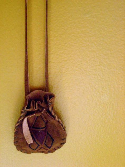 Diy Useful Crafts, Medicine Bag Necklace, Indian Diy, Leather Medicine Pouch, Useful Crafts, Diy Useful, Sewing Simple, Fashion Major, Diy Medicine