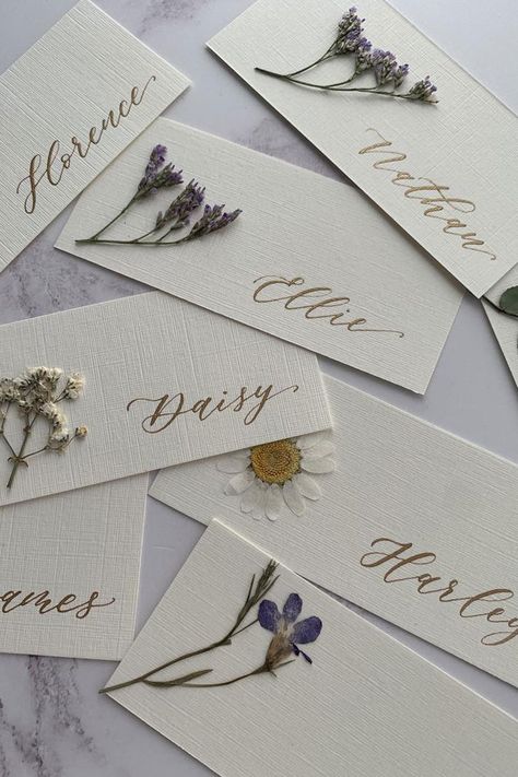 Pressed Flower Wedding, Flower Place Cards, Flower Places, Wedding Name Cards, Wedding Name, Wildflower Wedding, Wedding Mood, Flower Wedding, Wedding Places